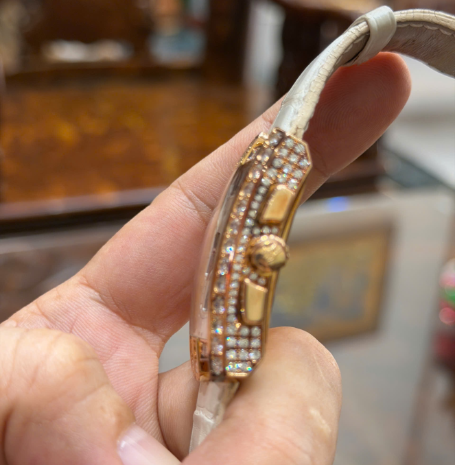Harry Winston vàng hồng kim cương Zin hãng giá 368 triệu