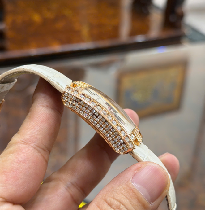 Harry Winston vàng hồng kim cương Zin hãng giá 368 triệu