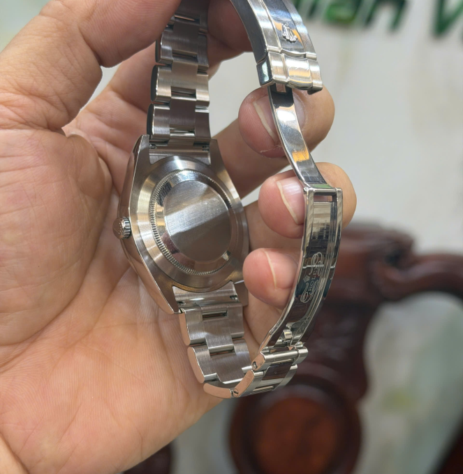 Rolex 116334 option niềng kim cương thiên nhiên to bự + size 41 giá 250 triệu 
