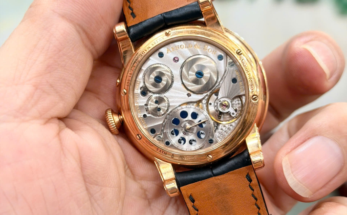 Arnold & Son HM Perpetual Moon size 42 mm Trăng đại 122 năm giá 279 triệu