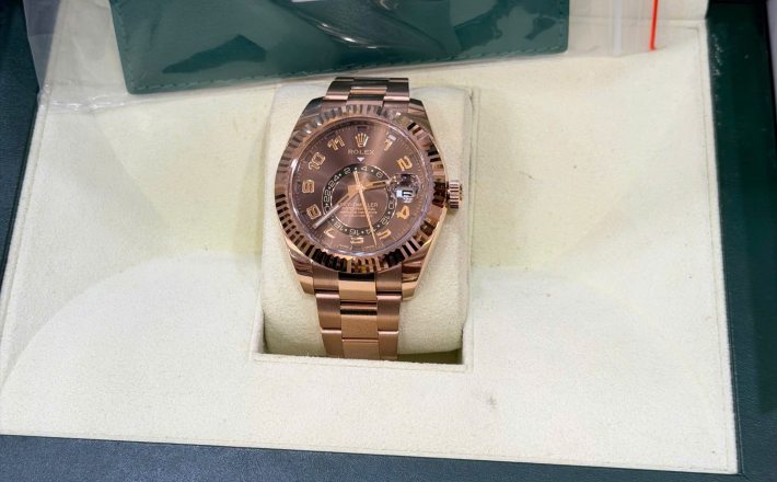 Rolex sky Dweller 326935 chỉnh giờ trên vành benzen hộp sổ thẻ 2018 giá  1tỷ199 triệu