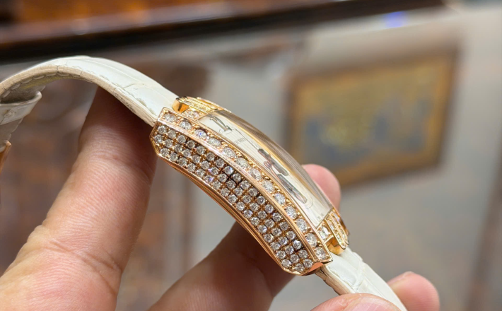 Harry Winston vàng hồng kim cương Zin hãng giá 368 triệu