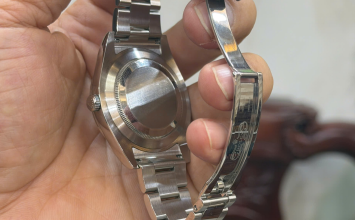 Rolex 116334 option niềng kim cương thiên nhiên to bự + size 41 giá 250 triệu 